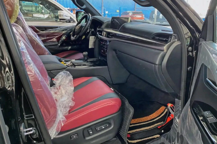 Trước đó, một đơn vị nhập khẩu xe tư nhân đã đưa Lexus LX 570 phiên bản “Inspiration Series” sản xuất giới hạn 500 chiếc trên toàn thế giới đã về Việt Nam.