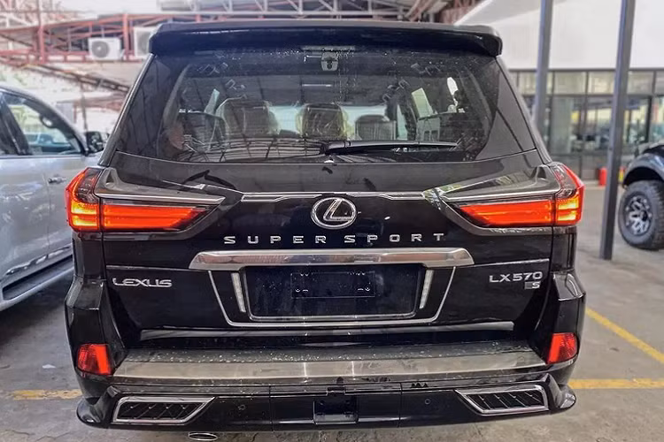 Không có khác biệt về động cơ, LX 570 Super Sport S 2021 vẫn sử dụng động cơ xăng V8 hút khí tự nhiên dung tích 5.7L, cho công suất tối đa 383 mã lực và mô-men xoắn cực đại 546Nm. Sức mạnh được truyền xuống bốn bánh (4WD) thông qua hộp số tự động 8 cấp đi cùng với nhiều chế độ lái như: Eco, Comfort, Sport, hay Sport+.