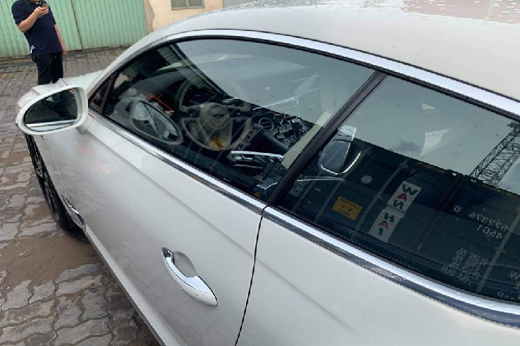 Bên trong khoang lái của chiếc Coupe siêu sang Bentley Continental GT V8 đời 2020 thứ 2 về Việt Nam theo diện nhập khẩu không chính hãng có màu trắng-đen. Nội thất xe còn được trang bị màn hình trung tâm cảm ứng kích thước lớn được ẩn giấu một cách tinh tế bên trong bảng táp-lô ốp gỗ và bên dưới là một chiếc đồng hồ cơ đặt ngay vị trí trung tâm, cần số điện tử cỡ lớn.