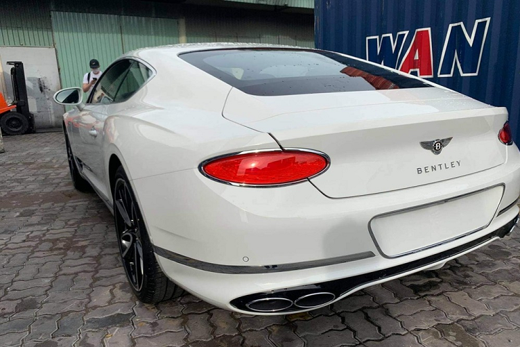 Hiện chưa rõ mức giá xe Bentley Continental GT V8 thế hệ thứ 3 mới về Việt Nam, chỉ biết rằng, tại thị trường nước ngoài xe có giá bán 4,8 tỷ đồng và mức giá dự kiến khi xe về đến dải đất hình chữ S là không dưới 16 tỷ đồng. Xe sở hữu mâm 5 chấu kép sơn 2 tông màu tương phản là viền logo chữ B là màu vàng thể hiện xe thuộc phiên bản 100 năm kỷ niệm sinh nhật hãng Bentley vào năm ngoái