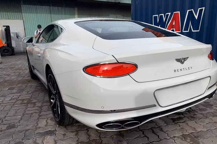 Hiện chưa rõ mức giá xe Bentley Continental GT V8 thế hệ thứ 3 mới về Việt Nam, chỉ biết rằng, tại thị trường nước ngoài xe có giá bán 4,8 tỷ đồng và mức giá dự kiến khi xe về đến dải đất hình chữ S là không dưới 16 tỷ đồng. Xe sở hữu mâm 5 chấu kép sơn 2 tông màu tương phản là viền logo chữ B là màu vàng thể hiện xe thuộc phiên bản 100 năm kỷ niệm sinh nhật hãng Bentley vào năm ngoái