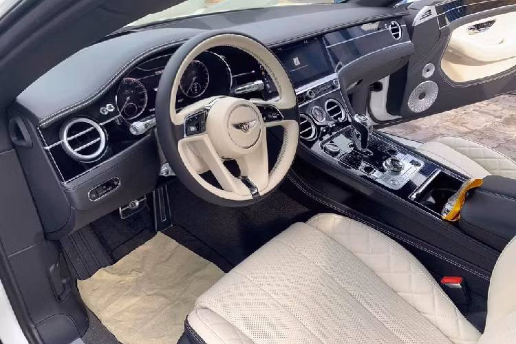 Động cơ của Bentley Continental GT V8 thế hệ mới là trái tim V8, dung tích 4.0L lít, 32 van, được tích hợp bộ tăng áp turbo kép, sản sinh ra công suất tối đa 542 mã lực tại vòng tua máy 6.000 vòng/phút và mô-men xoắn cực đại 770 Nm tại dải vòng tua máy 2.000 đến 4.000 vòng/phút.