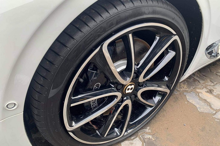 Nội thất khoang lái của Bentley Continental GT V8 thế hệ thứ 3 mới về Việt Nam. Màn hình giải trí của Bentley Continental GT V8 có 3 cách thể hiện khác nhau.