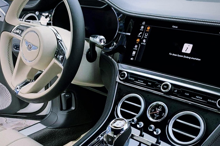 Logo Bentley trên bậc cửa phát sáng cùng 2 số năm là 1919 và 2019 thể hiện xe thuộc bản 100 năm