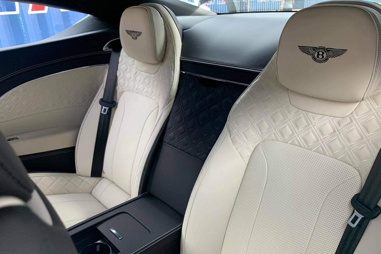 So với Bentley Continental GT W12, các thông số trên Bentley Continental GT V8 rõ ràng kém 84 mã lực ở công suất và 130 Nm. Bù lại, mức giá bán của Bentley Continental GT V8 cũng mềm hơn so với bản W12. Bên cạnh đó, Bentley Continental GT V8 2020 sử dụng động cơ V8, dung tích 4.0 lít nên mức thuế cũng tốt hơn rất nhiều so với bản W12.