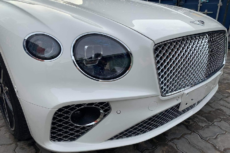 Sự khác biệt của chiếc Coupe siêu sang Bentley Continental GT V8 2020 so với bản Bentley Continental GT W12 2020 nằm ở logo V8 bên hông xe và quan trọng hơn là Bentley Continental GT V8 thế hệ thứ 3 sở hữu ống xả kép rất cá tính và thể thao so với ống xả Oval của Bentley Continental GT W12 2020.