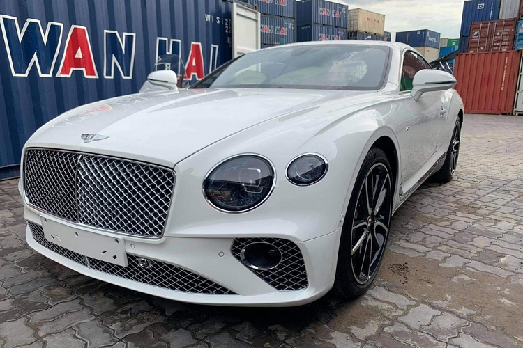 Bentley Continental GT V8 tiếp tục về Việt Nam với màu sơn độc và thuộc bản 100 năm. Chiếc Coupe siêu sang Bentley Continental GT V8 này có màu sơn trắng. Đây hiện là chiếc Coupe siêu sang Bentley Continental GT V8 2020 thứ 2 về Việt Nam nhưng lại là chiếc đầu tiên mang ngoại thất sơn màu trắng. Nội thất xe cũng đi tông màu trắng và một số chi tiết ở ngoại thất cũng như bên trong khoang lái thể hiện xe thuộc phiên bản 100 năm.