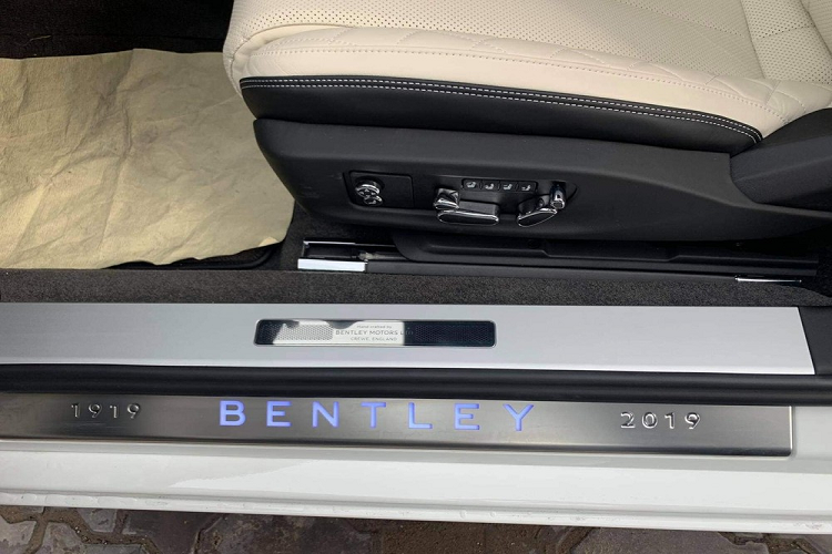 Động cơ kết hợp cùng hộp số tự động 8 cấp, nhờ đó mà chiếc Coupe siêu sang thể thao Bentley Continental GT V8 thế hệ mới có thể đua nước rút từ vị trí xuất phát lên 100 km/h chỉ trong thời gian 4 giây trước khi đạt vận tốc tối đa 319 km/h.