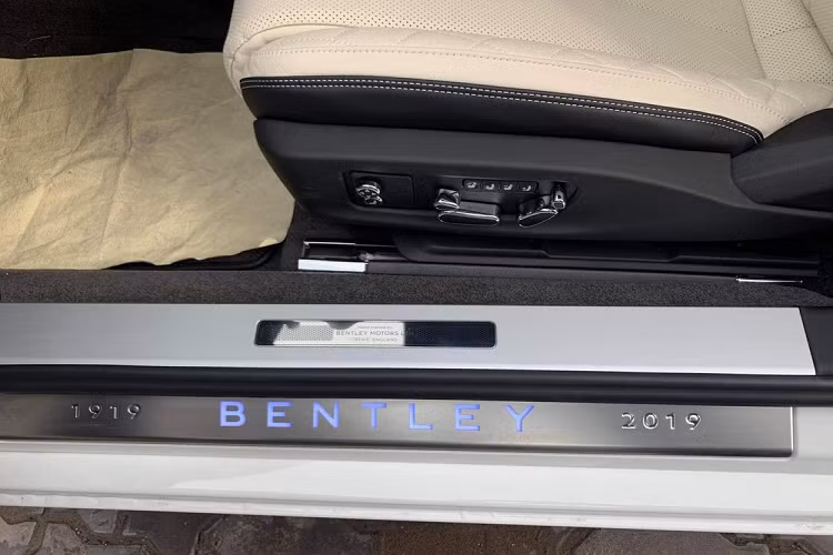 Động cơ kết hợp cùng hộp số tự động 8 cấp, nhờ đó mà chiếc Coupe siêu sang thể thao Bentley Continental GT V8 thế hệ mới có thể đua nước rút từ vị trí xuất phát lên 100 km/h chỉ trong thời gian 4 giây trước khi đạt vận tốc tối đa 319 km/h.