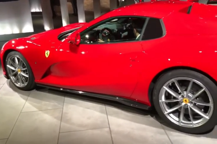Siêu xe Ferrari 812 GTS có thể xem là một ân huệ mà hãng xe Ý dành cho các khách hàng của họ. Trên các phiên bản cao cấp trước đó như Ferrari 599 GTB hay Ferrari F12 Berlinetta đều không có phiên bản mui trần. Điểm khác biệt cơ bản nhất của Ferrari 812 GTS và Ferrari 812 Superfast đã có 2 chiếc tại Việt Nam chính là phần mui xếp cứng của Ferrari 812 GTS có thể đóng và mở tuỳ chỉnh theo ý thích của chủ xe.
