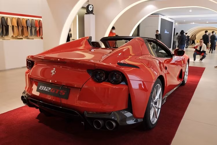 Siêu xe mui trần Ferrari 812 GTS có khả năng tăng tốc từ vị trí đứng yên lên 100 km/h chỉ trong thời gian 2,9 giây, từ 0-200 km/h là trong 8,3 giây, trước khi đạt tốc độ tối đa là 340 km/h. Các thông số này tương đương với phiên bản Ferrari 812 Superfast.