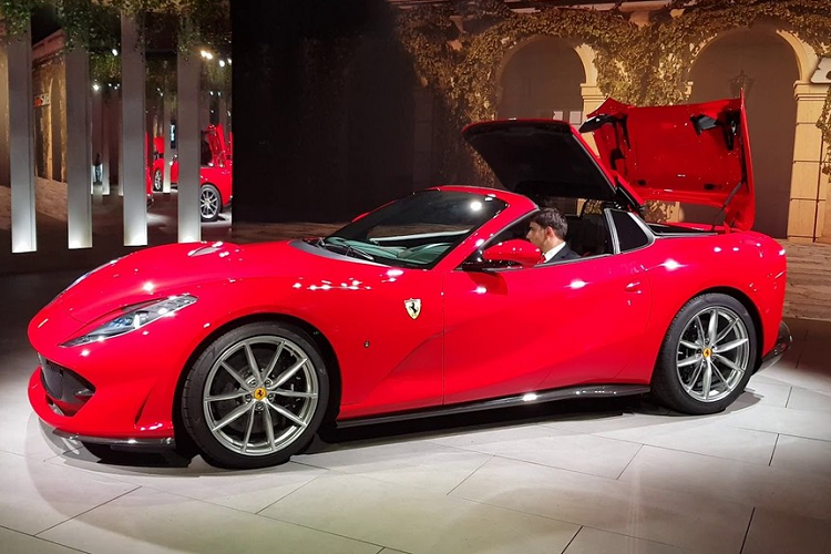 Thông tin về việc chiếc siêu xe Ferrari bí ẩn của doanh nhân quận 12 đã lộ diện là một chiếc 488 Pista Spider thay vì SF90 Stradale như tin đồn trước đó vẫn còn "nóng hổi" trên mạng xã hội thì giới mê xe lại có dịp xôn xao trước tin tức về việc sắp có một chiếc siêu xe mui trần Ferrari khác về nước. Cái tên được nhắc đến chính là siêu xe Ferrari 812 GTS.