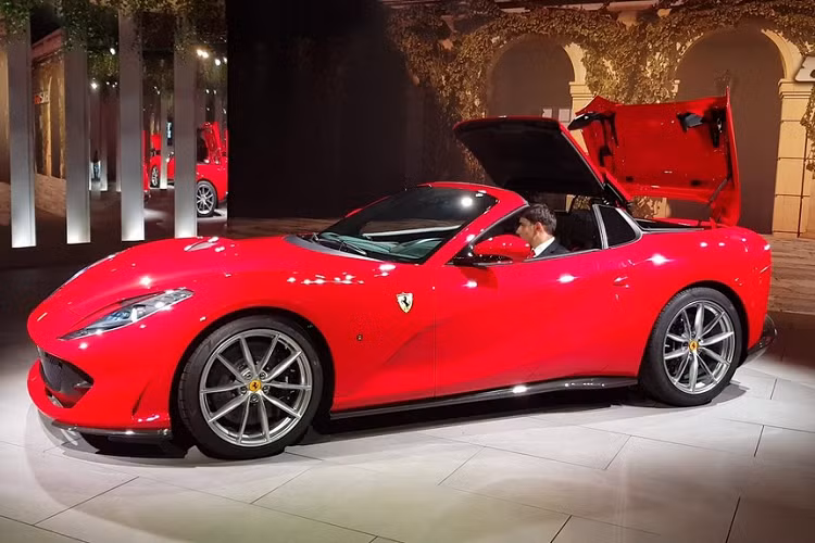 Thông tin về việc chiếc siêu xe Ferrari bí ẩn của doanh nhân quận 12 đã lộ diện là một chiếc 488 Pista Spider thay vì SF90 Stradale như tin đồn trước đó vẫn còn "nóng hổi" trên mạng xã hội thì giới mê xe lại có dịp xôn xao trước tin tức về việc sắp có một chiếc siêu xe mui trần Ferrari khác về nước. Cái tên được nhắc đến chính là siêu xe Ferrari 812 GTS.