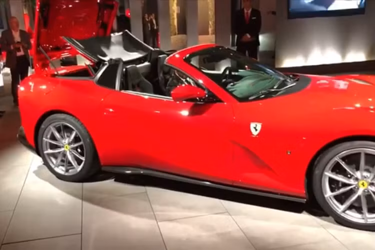 Xe sử dụng động cơ V12, hút khí tự nhiên, dung tích 6.5 lít nên siêu xe mui trần của Ferrari 812 Superfast sở hữu công suất tối đa 789 mã lực đi cùng mô-men xoắn cực đại 718 Nm. So với đối thủ trực tiếp là Lamborghini Aventador S LP740-4 Roadster, thông số công suất tối đa của Ferrari 812 GTS cao hơn đến 49 mã lực, trong khi mô-men xoắn cực đại của hai chiếc siêu xe mui trần hàng đỉnh này là tương đương nhau.