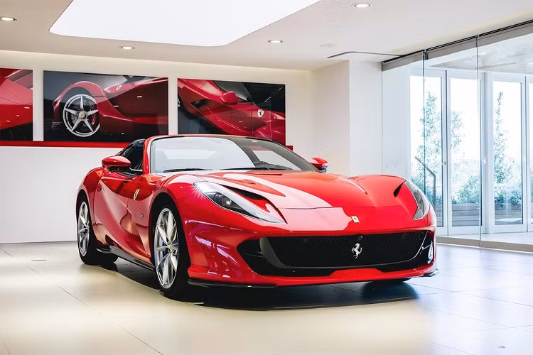 Có vẻ như độ "hot' của các siêu xe mui trần nhà Ferrari đang phủ sóng mạng xã hội ở Việt Nam khi hết Ferrari 488 Pista Spider lộ ảnh đã về đến Việt Nam và ra biển số, giờ đến lượt Ferrari 812 GTS mui trần. Nếu như Ferrari 812 GTS có mặt tại dải đất hình chữ S, đây chính là chiếc Ferrari mui trần mạnh nhất Việt Nam tính đến thời điểm hiện tại.
