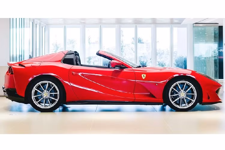 Hiện dòng siêu xe Ferrari 812 tại Việt Nam mới chỉ có phiên bản Coupe xuất hiện với hai chiếc Ferrari 812 Superfast được chia đều cho một doanh nhân ở Hà Nội và người còn lại có bộ sưu tập siêu xe rất đáng ngưỡng mộ tại Hải Phòng. Hiện chưa rõ giá xe Ferrari 812 GTS khi về đến Việt Nam, tuy nhiên, khi nhìn sang đất nước Đông Nam Á khác là Thái Lan, siêu xe mui trần của Ferrari 812 Superfast có giá bán không hề rẻ, từ 34,7 triệu Baht (tương đương 26 tỷ đồng).