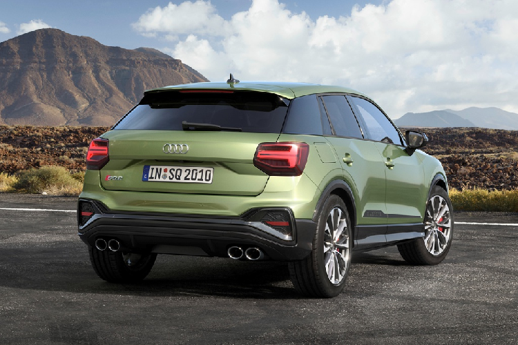Phần đuôi của Audi SQ2 2021 mới trông năng động hơn model Q2 nhờ cụm cản sau tối màu kết hợp cùng cụm 4 ống xả bên dưới gầm xe. Các chi tiết còn lại như đèn hậu LED đồ họa chữ T nằm ngang, cánh lướt gió và ăng-ten vây cá mập được giữ nguyên thiết kế.