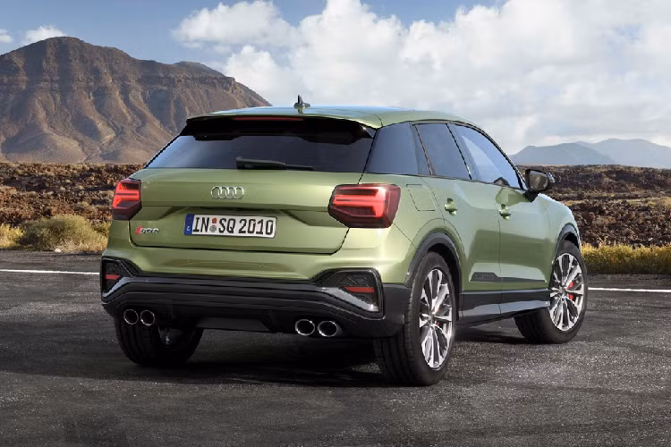 Phần đuôi của Audi SQ2 2021 mới trông năng động hơn model Q2 nhờ cụm cản sau tối màu kết hợp cùng cụm 4 ống xả bên dưới gầm xe. Các chi tiết còn lại như đèn hậu LED đồ họa chữ T nằm ngang, cánh lướt gió và ăng-ten vây cá mập được giữ nguyên thiết kế.