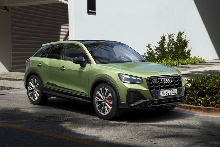Ở model mới, Audi SQ2 thế hệ mới được tinh chỉnh thiết kế ấn tượng và mạnh mẽ hơn. Các điểm nổi bật ở đầu xe có cụm lưới tản nhiệt Singleframe với đồ họa bên trong gồm các hình bát giác, cản trước thể thao và đèn định vị LED gãy khúc. Hệ thống chiếu sáng LED Matrix là trang bị tùy chọn ở SQ2 2021.