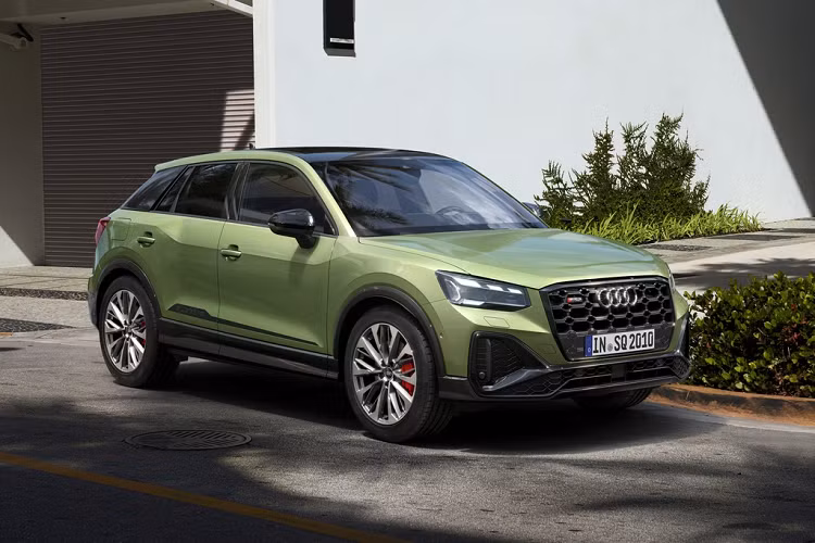 Ở model mới, Audi SQ2 thế hệ mới được tinh chỉnh thiết kế ấn tượng và mạnh mẽ hơn. Các điểm nổi bật ở đầu xe có cụm lưới tản nhiệt Singleframe với đồ họa bên trong gồm các hình bát giác, cản trước thể thao và đèn định vị LED gãy khúc. Hệ thống chiếu sáng LED Matrix là trang bị tùy chọn ở SQ2 2021.