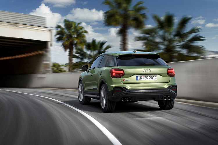 SQ2 2021 được trang bị tiêu chuẩn hệ thống an toàn chủ động của Audi với chức năng phòng ngừa va chạm, kiểm soát hành trình thích ứng, nhận diện biển báo giao thông và hỗ trợ giữ làn đường. Ngoài ra, mẫu SUV cỡ nhỏ còn có tùy chọn tính năng hỗ trợ đỗ xe tự động.