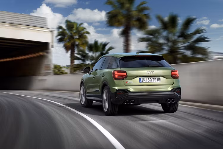 SQ2 2021 được trang bị tiêu chuẩn hệ thống an toàn chủ động của Audi với chức năng phòng ngừa va chạm, kiểm soát hành trình thích ứng, nhận diện biển báo giao thông và hỗ trợ giữ làn đường. Ngoài ra, mẫu SUV cỡ nhỏ còn có tùy chọn tính năng hỗ trợ đỗ xe tự động.