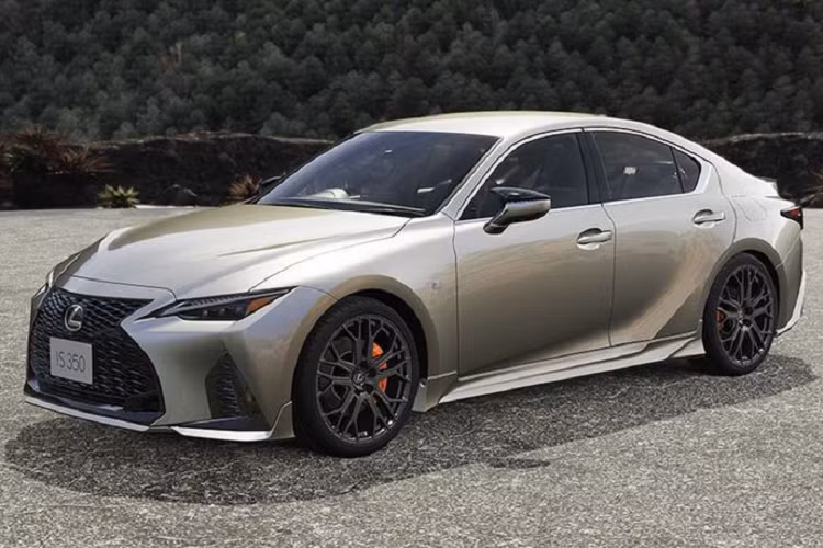 Về gói TRD, mẫu xe sang Lexus IS 2021 được bổ sung nhiều ốp thể thao mới làm từ nhựa như trên bộ chia gió trước, vỏ gương khí động học, ốp hông và bộ khuếch tán phía sau. Khách hàng cũng có thể mua thêm bộ ống xả làm từ thép không rỉ của TRD cùng bộ mâm đúc hợp kim 20 inch sơn ánh kim Melanite Gun Metallic.