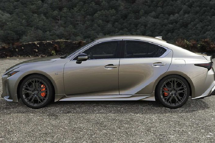 Cả hai gói nâng cấp của TRD và Modellista đều không "động chạm" tới hệ truyền động cũng như nội thất của Lexus IS F-Sport 2021.