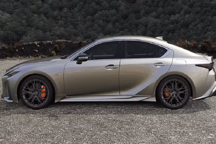 Cả hai gói nâng cấp của TRD và Modellista đều không "động chạm" tới hệ truyền động cũng như nội thất của Lexus IS F-Sport 2021.
