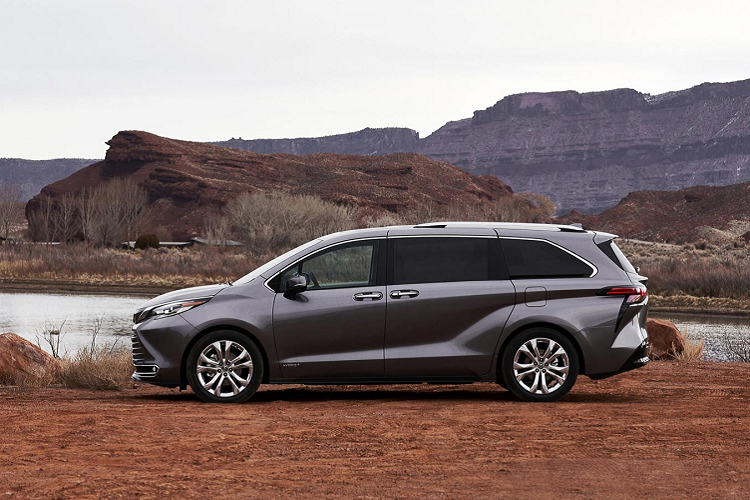 Sienna 2021 còn có đến 7 cổng USD, WiFi, dàn âm thanh Premium Audio JBL 12 loa, hệ thống giải trí 1080p HD phía sau, định vị, Android Auto, Apple CarPlay và Amazon Alexa... Các bản tiêu chuẩn sẽ có 10 túi khí, VSC, TRAC, EBD, BA, ABS, SST. Hiện giá xe Toyota Sienna 2021 thế hệ mới chưa được công bố.