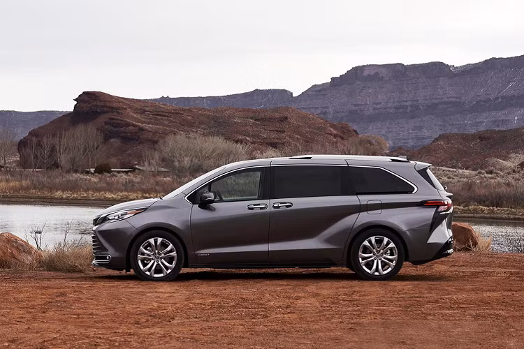 Sienna 2021 còn có đến 7 cổng USD, WiFi, dàn âm thanh Premium Audio JBL 12 loa, hệ thống giải trí 1080p HD phía sau, định vị, Android Auto, Apple CarPlay và Amazon Alexa... Các bản tiêu chuẩn sẽ có 10 túi khí, VSC, TRAC, EBD, BA, ABS, SST. Hiện giá xe Toyota Sienna 2021 thế hệ mới chưa được công bố.