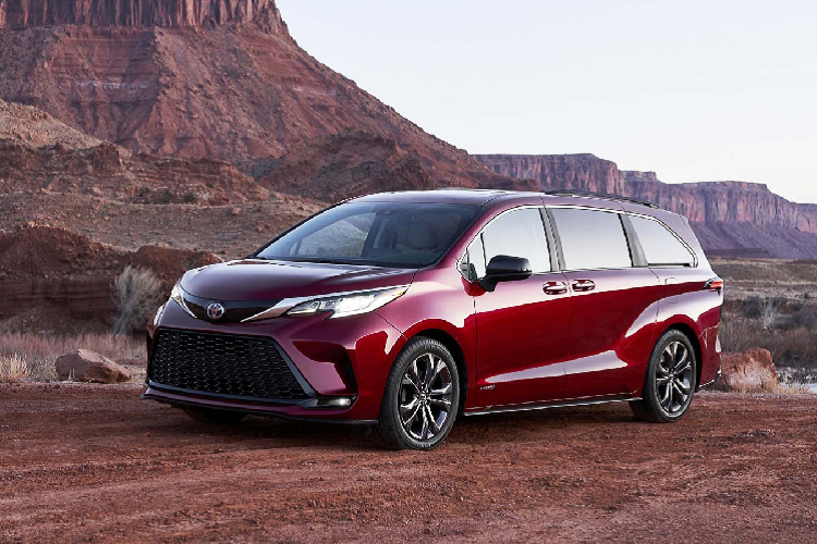 Thân xe cơ bắp, vòm bánh xe gồ lên khỏe khoắn. Đầu xe nổi bật với lưới tản nhiệt to bản và cặp đèn sắc sảo. Cặp đèn này được viền mí chrome lấn sâu vào phần lưới tản nhiệt nhỏ ở trên. Lưới tản nhiệt lớn ở dưới mở rộng, kéo theo phần hốc gió to và hầm hố hơn trên bản XSE và mảng body cơ bắp ở các bản khác. Đèn sương mù nhỏ được đặt gọn ở rìa lưới tản nhiệt dưới.