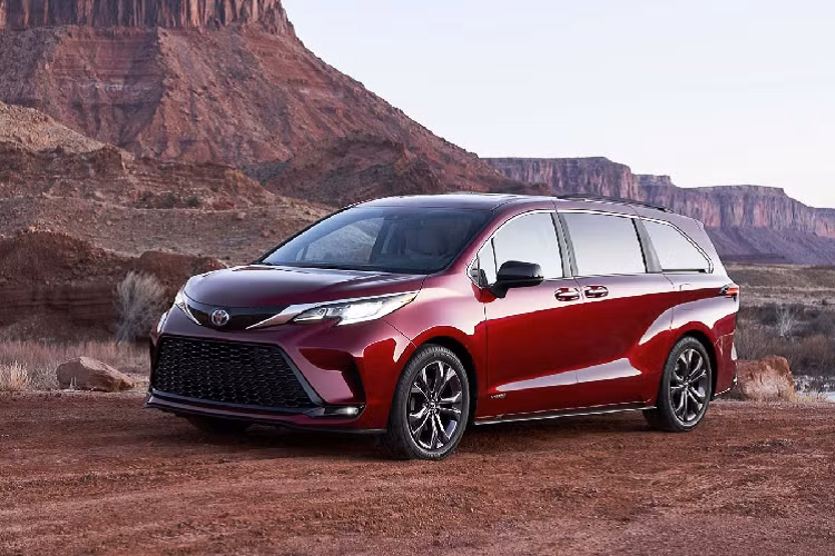 Thân xe cơ bắp, vòm bánh xe gồ lên khỏe khoắn. Đầu xe nổi bật với lưới tản nhiệt to bản và cặp đèn sắc sảo. Cặp đèn này được viền mí chrome lấn sâu vào phần lưới tản nhiệt nhỏ ở trên. Lưới tản nhiệt lớn ở dưới mở rộng, kéo theo phần hốc gió to và hầm hố hơn trên bản XSE và mảng body cơ bắp ở các bản khác. Đèn sương mù nhỏ được đặt gọn ở rìa lưới tản nhiệt dưới.