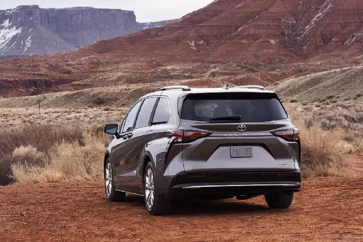 Tính năng an toàn tiêu chuẩn trên các model Sienna 2021 là Toyota Safety Sense thế hệ thứ 2. Trong đó bao gồm: Cảnh báo tiền va chạm với chức năng phát hiện người đi bộ ở điều kiện ánh sáng yếu (Pre-Collision System with Pedestrian Detection/Lowlight Detection), ga tự động (Full-Speed Range Dynamic Radar Cruise Control), cảnh báo chệch làn đường với hỗ trợ vô lăng (Lane Departure Alert with Steering Assist), tính năng theo dấu làn đường (Lane Trace Assist), Đèn tự động (Automatic High Beams), hỗ trợ đọc tín hiệu giao thông (Road Sign Assist).