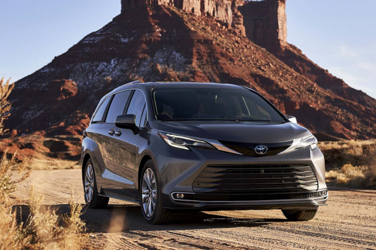 Nền tảng TNGA-K đem đến cho Sienna mới một hệ thống treo đa điểm (trailing-arm multi-link rear) và một phần khung chắc chắn hơn. Nhờ đó, chiếc xe vừa êm ái, vừa lái thú vị hơn. Chưa kể đến việc hạn chế tiếng ồn và độ rung trong khoan cabin. Một số chức năng trên Sienna 2021 là cửa trượt, hệ thống điều hòa 4 vùng khí hậu, tủ lạnh và máy hút bụi (onboard) trên xe, sưởi vô lăng, gương chiếu hậu điện tử, màn hình HUD 10 inch.