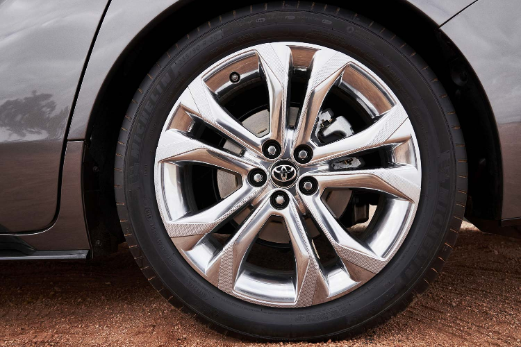 Phiên bản Sienna LE và XLE sẽ có tùy chọn 8 chỗ ngồi với 2 ghế thương gia, hàng ghế thứ 2 trượt dài và ghế chính giữa gập gọn. Ở bản XLE, XSE, Limited và Platinum, xe sẽ có cấu hình ghế Super Long Slide. Bản Limited và Platinum FWD thì ghế Super Long Slide có thêm đệm chân.