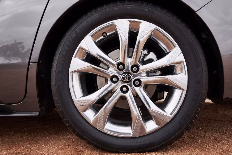 Phiên bản Sienna LE và XLE sẽ có tùy chọn 8 chỗ ngồi với 2 ghế thương gia, hàng ghế thứ 2 trượt dài và ghế chính giữa gập gọn. Ở bản XLE, XSE, Limited và Platinum, xe sẽ có cấu hình ghế Super Long Slide. Bản Limited và Platinum FWD thì ghế Super Long Slide có thêm đệm chân.