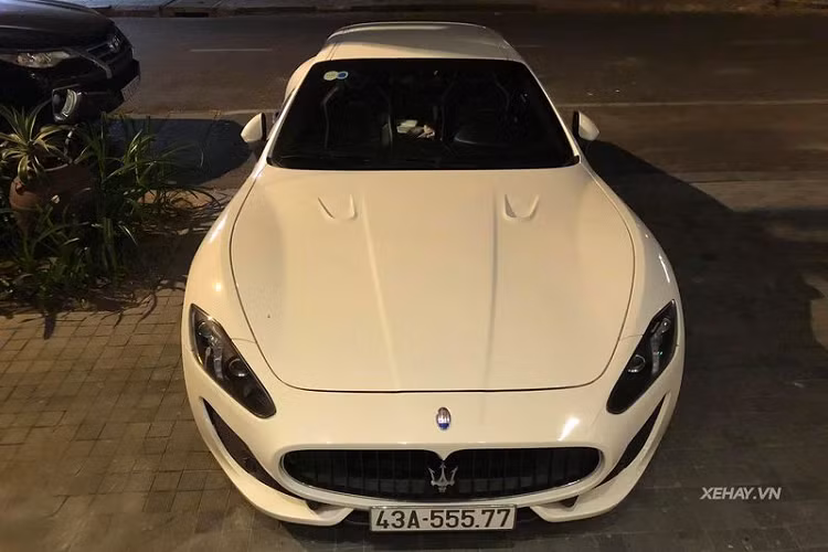 Đi kèm với đó là hộp số tự động 6 cấp điểu khiển điện tử với lẫy chuyển số. Xe có khả năng tăng tốc từ 0-100 km/h trong 5.2s trước khi đạt vận tốc tối đa 285 km/h. Giá xe Maserati GranTurismo Sport được chào bán chính hãng hơn 12 tỷ đồng, tuy nhiên trên sàn xe cũ hiện chỉ 7,9 tỷ.