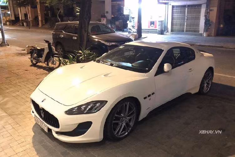 Mẫu xe Maserati GranTurismo Sport chính thức ra mắt công chúng lần đầu từ năm 2007 tại Triển lãm Geneva. Ngay tại thời điểm đó, "Cây đinh ba" của nước Ý đã tạo ra được tiếng vang lớn trên toàn cầu và không ngừng được giới nhà giàu săn đón. Trải qua hàng chục năm với một số nâng cấp nhỏ qua các phiên bản, Maserati GranTurismo Sport vẫn giữ nguyên những giá trị cốt lõi và vẻ đẹp đậm chất Italy của mình.