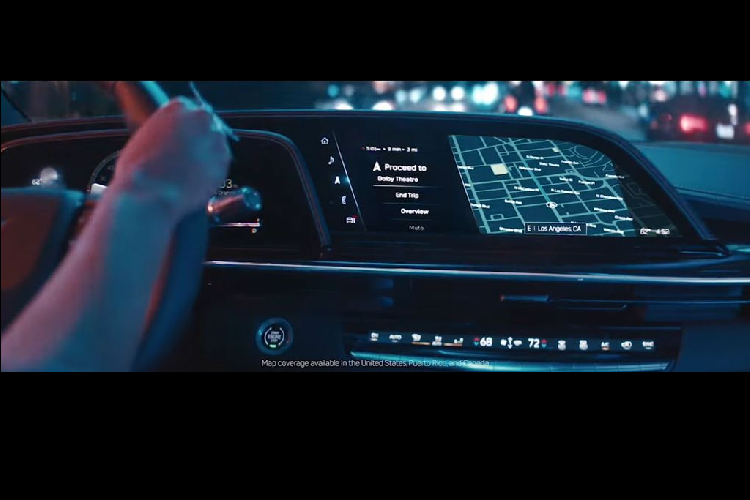 Đặc biệt hơn, người cầm lái chiếc SUV chính là King - người đã giành giải thưởng Oscar trong hạng mục Nữ diễn viên phụ xuất sắc nhất năm 2019 cho vai diễn trong ‘If Beale Street Can Talk’. Câu chuyện được dựng lên khi King lái chiếc xe đến sự kiện trong khi hồi tưởng về những ngày khởi đầu của mình trong ngành điện ảnh.