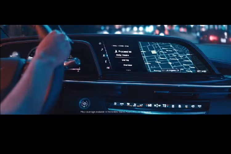 Đặc biệt hơn, người cầm lái chiếc SUV chính là King - người đã giành giải thưởng Oscar trong hạng mục Nữ diễn viên phụ xuất sắc nhất năm 2019 cho vai diễn trong ‘If Beale Street Can Talk’. Câu chuyện được dựng lên khi King lái chiếc xe đến sự kiện trong khi hồi tưởng về những ngày khởi đầu của mình trong ngành điện ảnh.