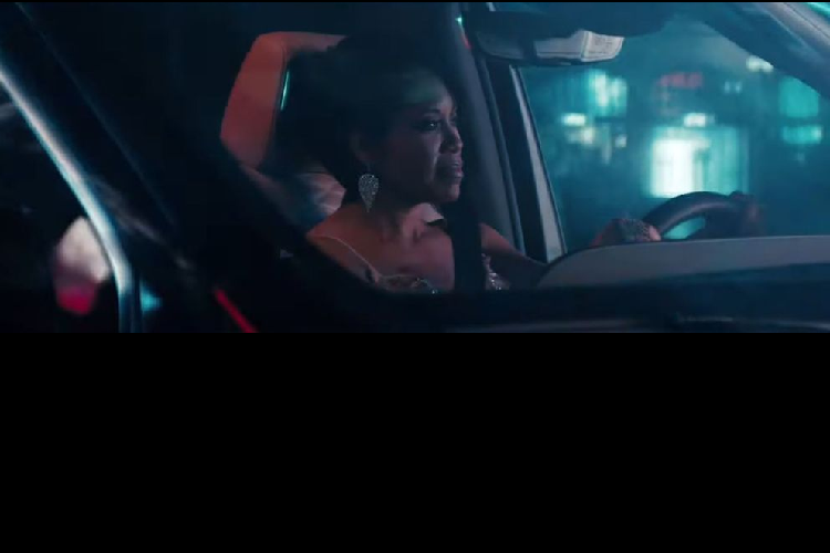 Các điểm nhấn nổi bật trên thế hệ thứ 5 của chiếc SUV hạng sang này bao gồm hệ thống màn hình cong với 3 màn hình khác cùng các chức năng riêng biệt, chế độ tự lái Enhanced Super Cruise, các cải tiến phần mềm để đánh lái và kiểm soát tốc độ. Và Regina King đã phải thốt lên nhiều từ “ấn tượng” trong đoạn video.