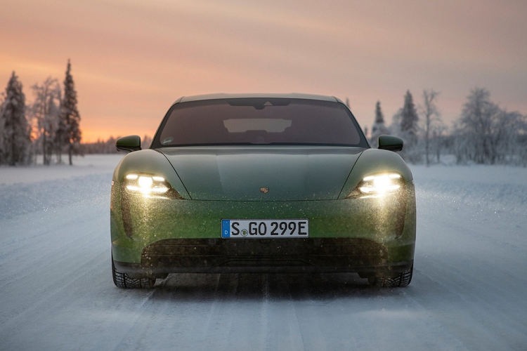 Còn tại Việt Nam, Porsche Taycan được cho ra mắt vào tháng 10 vừa qua với 3 phiên bản là 4S, Turbo và Turbo S, giá bán lần lượt là 5,72 tỷ, 7,96 tỷ và 9,55 tỷ đồng. Nếu trang bị thêm tùy chọn, giá xe sẽ tăng thêm.