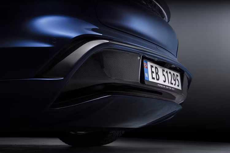 Những phụ kiện sợi carbon này bao gồm bộ khuếch tán phía sau, các chi tiết trang trí bên hông, cánh gió lớn, bộ chia gió trước, líp cản trước... Giá của toàn bộ gói nâng cấp này là 15.329 USD, có 2 tùy chọn carbon bóng hoặc mờ. Riêng cánh gió sau có giá 2.020 USD.