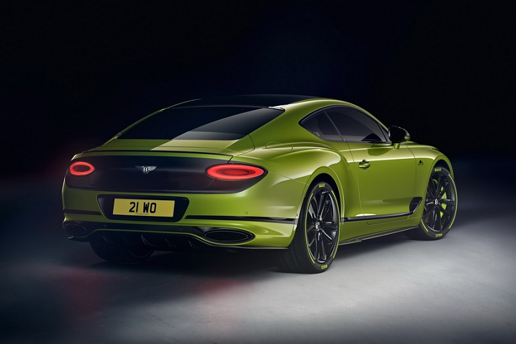 Một vài điểm nhấn nổi bật của phiên bản này như bộ lốp Pirelli với đường viền màu xanh lá, biểu tượng Pikes Peak 2 bên thân xe...