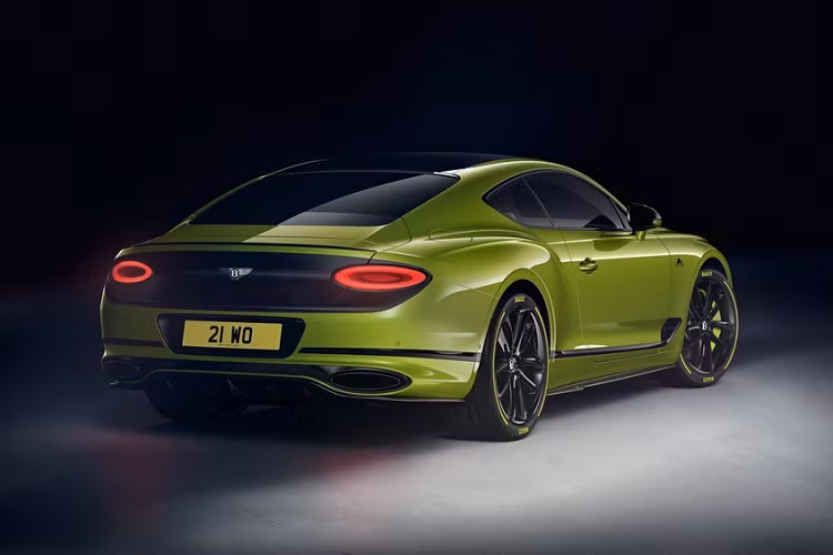 Một vài điểm nhấn nổi bật của phiên bản này như bộ lốp Pirelli với đường viền màu xanh lá, biểu tượng Pikes Peak 2 bên thân xe...