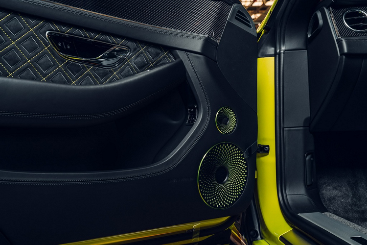 Dàn loa B&amp;O trên Pikes Peak Continental GT có phần ốp bên ngoài được thiết kế đặc biệt với tone màu xanh/đen cho hiệu ứng thị giác lạ mắt.