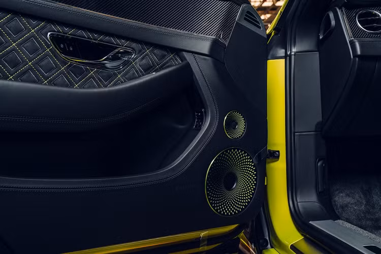 Dàn loa B&amp;O trên Pikes Peak Continental GT có phần ốp bên ngoài được thiết kế đặc biệt với tone màu xanh/đen cho hiệu ứng thị giác lạ mắt.