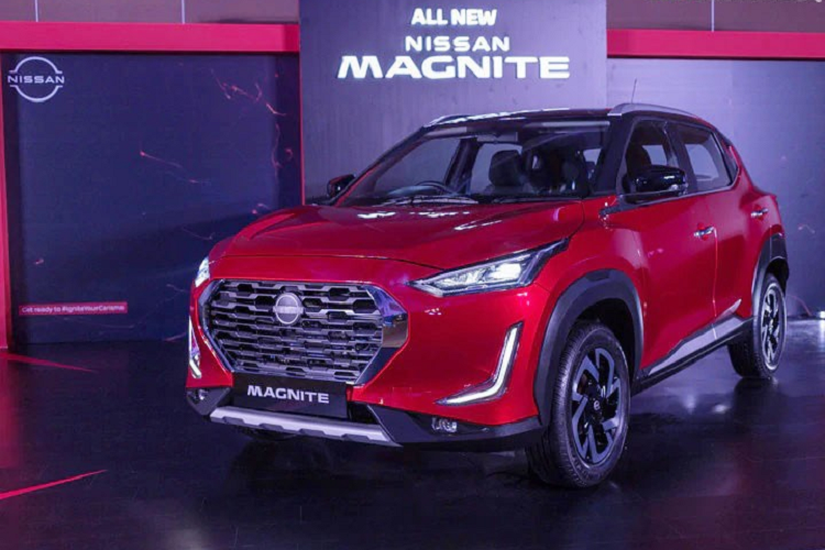 Vào hồi tháng 7 năm nay, Nissan đã vén màn mẫu xe concept hoàn toàn mới mang tên Magnite tại thị trường Ấn Độ. Sau 3 tháng, Nissan Magnite 2021 mới phiên bản thương mại cuối cùng cũng ra mắt. Thuộc phân khúc SUV cỡ B với chiều dài chưa đến 4 m, Nissan Magnite được định vị thấp hơn đàn anh Kicks tại thị trường Ấn Độ. Hãng Nissan thiết kế Magnite với chiều dài chỉ 3.995 mm là để hưởng ưu đãi thuế của chính phủ Ấn Độ, từ đó giảm giá thành của xe.