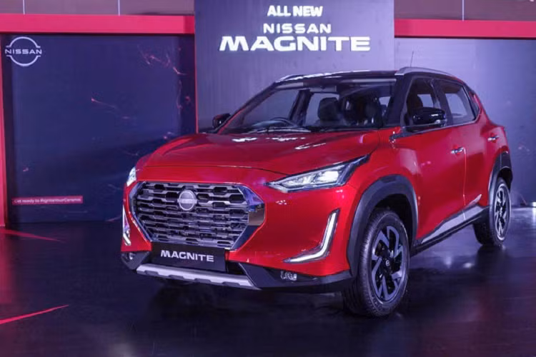 Vào hồi tháng 7 năm nay, Nissan đã vén màn mẫu xe concept hoàn toàn mới mang tên Magnite tại thị trường Ấn Độ. Sau 3 tháng, Nissan Magnite 2021 mới phiên bản thương mại cuối cùng cũng ra mắt. Thuộc phân khúc SUV cỡ B với chiều dài chưa đến 4 m, Nissan Magnite được định vị thấp hơn đàn anh Kicks tại thị trường Ấn Độ. Hãng Nissan thiết kế Magnite với chiều dài chỉ 3.995 mm là để hưởng ưu đãi thuế của chính phủ Ấn Độ, từ đó giảm giá thành của xe.